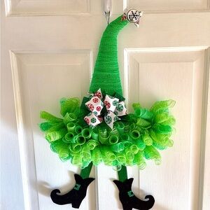 NWOT Buddy the elf hat wreath